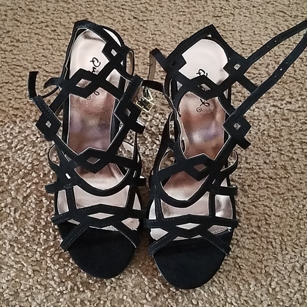 SALE 🎈 3/$15 Bundle.Black strappy Heels